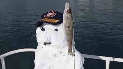 Kardan balıkçı oltayla balık tuttu