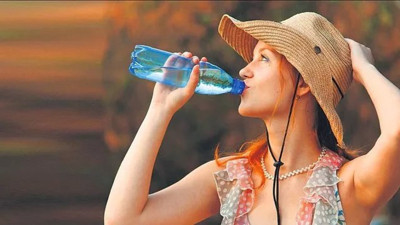 Su içerken yapılan yanlış hareketler! Sağlıklı yaşam için bu hatalardan kaçının