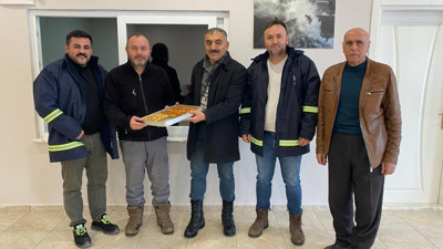 Kocaeli'de kar küreme ekiplerine baklava ikramı