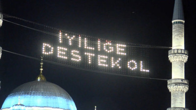 Ramazan ayının simgesi mahyalar camilerde yerini aldı