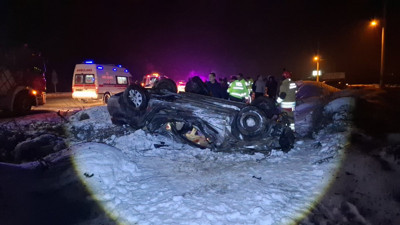 Buzlu yolda takla atan araçta 2 kişi sıkıştı