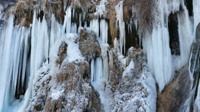 Buz tutan şelalede 2 metrelik buz sarkıtları oluştu