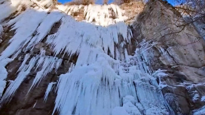 Ilısu Şelalesi buz tuttu