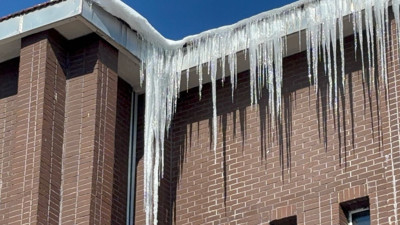 Kar yerini dondurucu soğuğa bıraktı: Çatılarda sarkıtlar oluştu