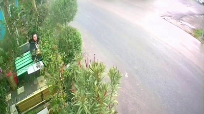 30 saniye sonra başına gelenler dehşete düşürdü. Dinlenmek için bankta oturuyordu