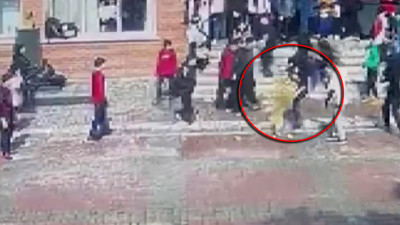 Okul bahçesine dalan köpek dehşet saçtı! 5 öğrenci ve 1 öğretmen hastanelik oldu