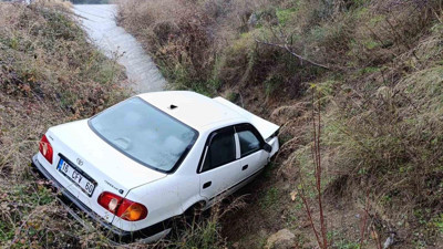 Şarampole yuvarlandı Sürücü ölümden döndü