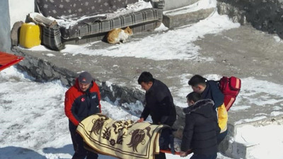 Yaşlı hastaya paletli araçla yetiştiler!