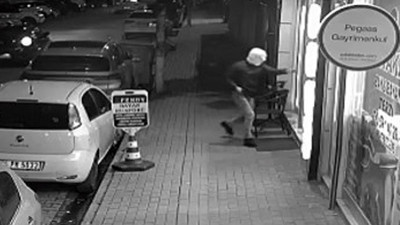 Silah tutukluk yaptı! Silahın kabzası ile camı kırmaya çalıştı