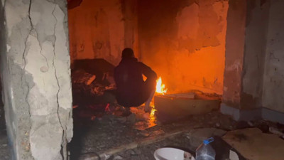 Metruk binada ateş yaktı! 'Evime izinsiz giriyorsunuz' diye çıkıştı