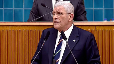 Müsavat Dervişoğlu partisinin grup toplantısında konuşuyor