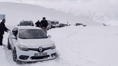 Kar ve tipi yolda mahsur kaldılar! Kurtulmak için saatlerce beklediler