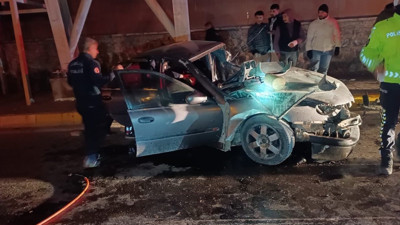 Üst geçidin ayağına çarpan aracın sürücüsü öldü