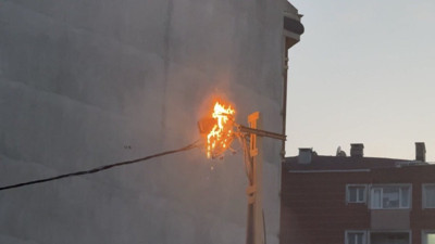 Eyüpsultan’da korkutan yangın: Elektrik kabloları alev aldı