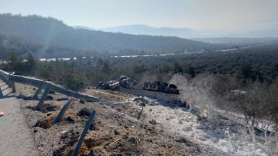 Mersin’de feci kaza! Alçı yüklü TIR şarampole yuvarlandı: 2 kişi can verdi