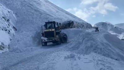 Muş’ta korku dolu anlar! Yol açma sırasında iş makinesinin üzerine çığ düştü: Operatör kaçamadı