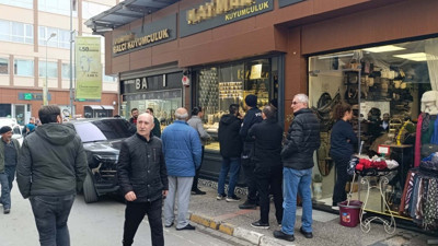 Balıkesir'de film gibi soygun! Maske ve silahla geldi, vitrindeki altınları alıp gitti