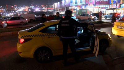 Sahte polis kıyafetiyle birlikte yakalandılar