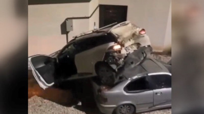 Bursa'da feci kaza! Virajı alamadı sitenin bahçesine uçtu