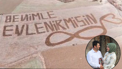 Çiftçinin evlenme teklifi böyle olur! Traktörüne bindi tarlasına yazdı