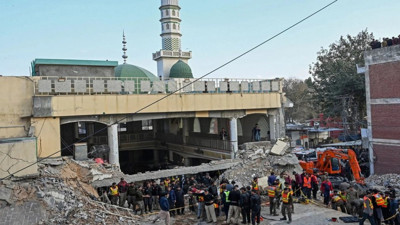 Pakistan'da camide cuma namazı sırasında intihar saldırısı: 5 ölü, 23 yaralı