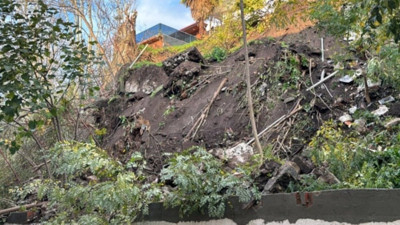 İstinat duvarı çöktü! 4 katlı bina boşaltıldı