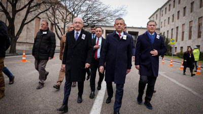 Özel ve Kılıçdaroğlu cenazede yüzleşti! Ankara bu fotoğrafı konuşuyor