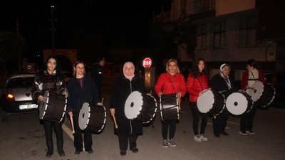 Mersin'de renkli görüntüler... Kadın ramazan davulcuları mesaiye başladı