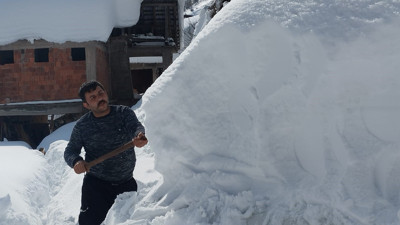 Zorlu kış şartları! Kar altında kaybolan aracını saatler sonrasında buldu