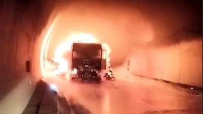 Tünelde TIR yandı. 5 Kişi hastanelik oldu