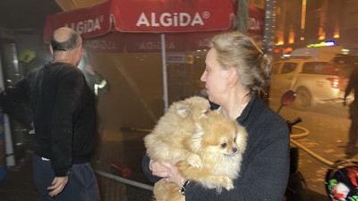 Büfe yandı köpekler kurtarıldı