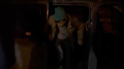 Durdurulan araçtan kaçak göçmenler çıktı