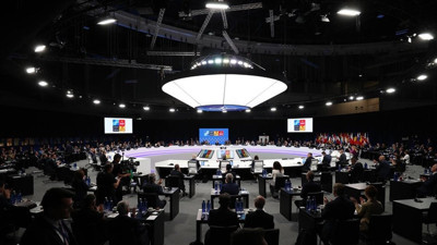 Ukrayna'da barış için kritik zirve Londra'da başlıyor