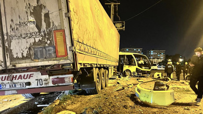 TIR ile yolcu dolu minibüs çarpıştı! 4 yaralı