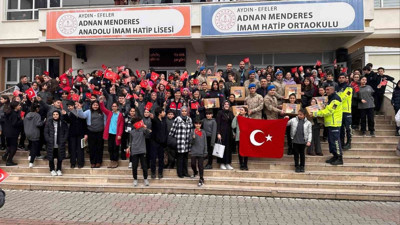 Öğrencilerden kalpleri ısıtan davranış! Mehmetçiklere kendi elleriyle atkı ördüler
