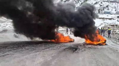 Maden köyünde işçi eylemi! 110 kişi işten çıkarıldı, ortalık savaş alanına döndü