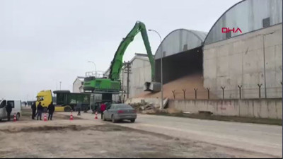 Karasu Liman İşletmesinde tahıl deposu duvarı çöktü: Cadde trafiğe kapandı
