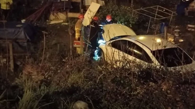 Facianın eşiğinden dönüldü! Kontrolden çıkan otomobil dereye uçtu