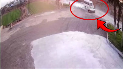 Şanlıurfa'da benzin istasyonu çıkışı feci kaza: Servis minibüsü ile otomobil çarpıştı: 2 yaralı