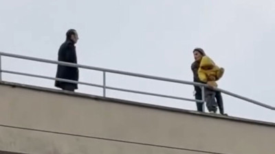 8 yaşındaki engelli oğluyla 6 katlı binanın çatısına çıktı