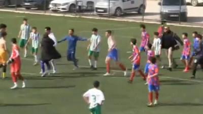 Bitiş düdüğüyle birlikte futbolcu, teknik heyet ve taraftarlar birbirine girdi