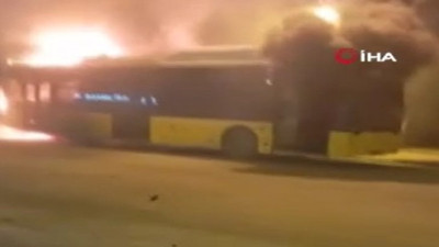 Yangın geceyi aydınlattı! İstanbul'da otobüs alev aldı