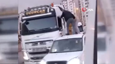Arabanın tavanına çıkıp tır şoförünü dövdüler! Anbean kamerada