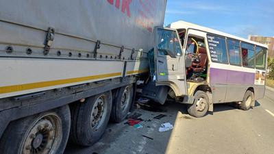 Artvin'de korku dolu anlar! Yolcu dolu minibüsü TIR'a çarptı: 12 yaralı