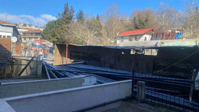 Yokuş çıkarken freni patlayan demir yüklü tır devrildi