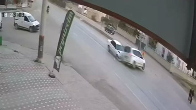 İki aracın çarpıştığı kaza kamerada