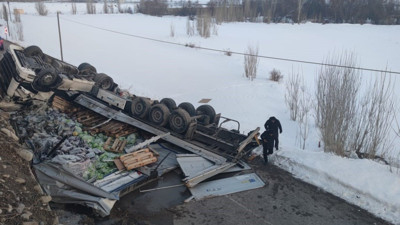 Erzurum'da faciadan dönüldü! TIR bariyerleri aşıp köprüden aşağıya uçtu