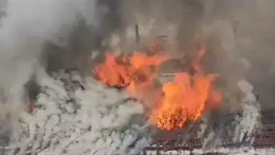 Gecekonduda çıkan yangın ekipleri alarma geçirdi