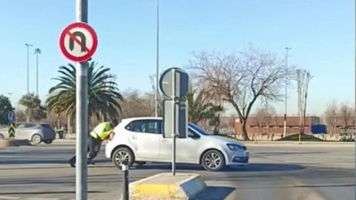 Maltepe'de trafik polisi aracı itti!