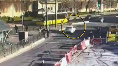 Kabataş’ta feci kaza! Taklalar atarak yola savruldu